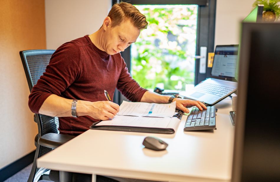 Werknemer controleert papieren